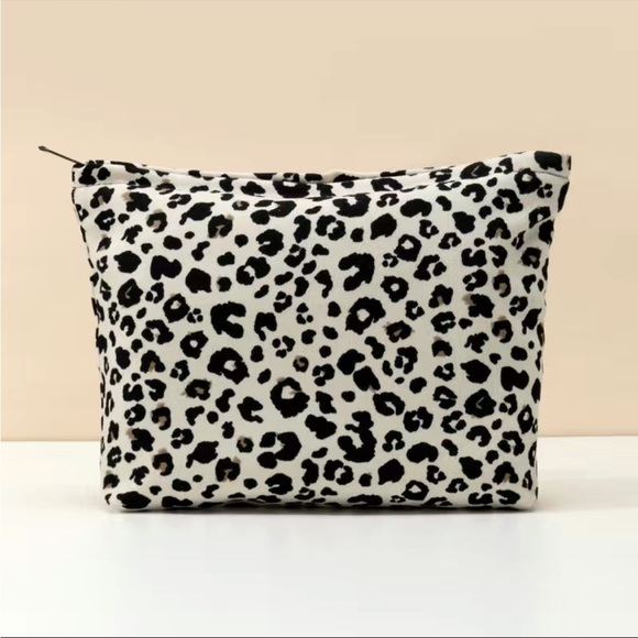 SNOW LEOPARD Print Large Makeup Bag (Brand New!) 🐾✨ - Picture 9 of 9